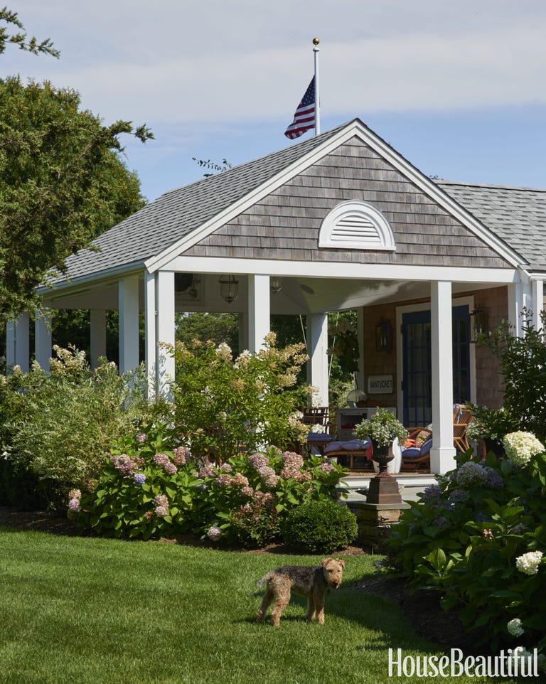 Nantucket cottage exterior. COME TOUR MORE Nantucket Style Chic & Summer Vibes! #nantucket #interiordesign #designinspiration #summerliving #coastalstyle #nantucketstyle