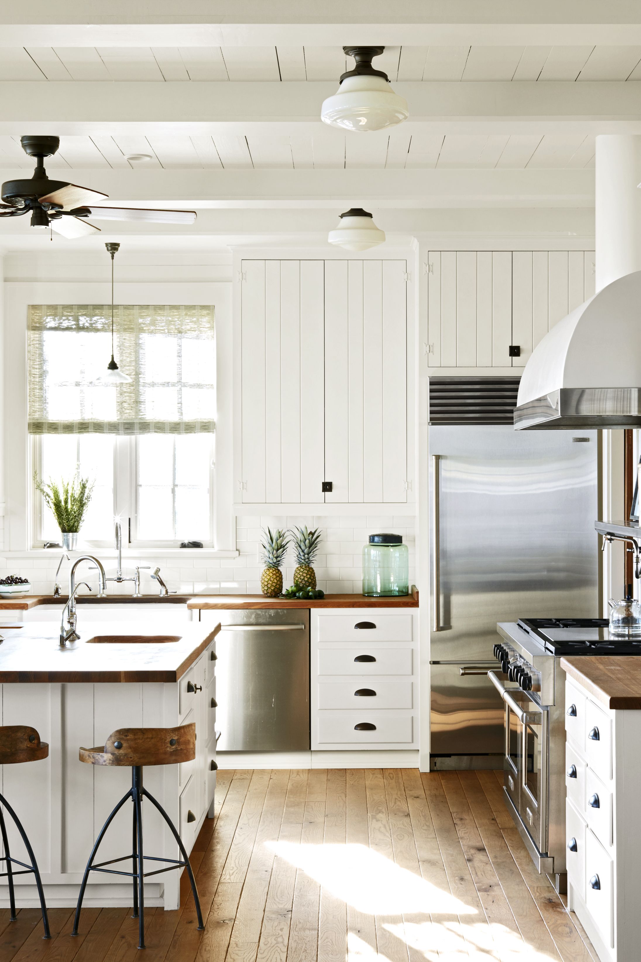 Featured image of post Modern White Kitchen Accessories : The flat front cabinets are a consignment store find.