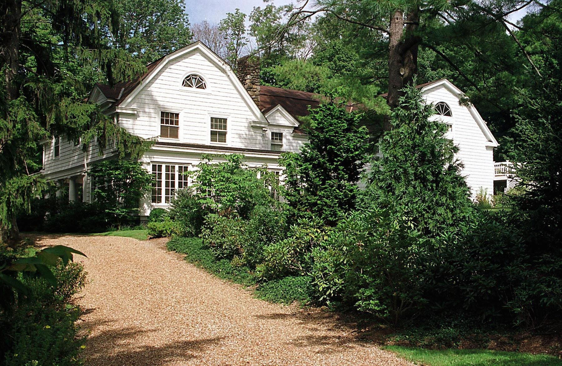 Hillary Clinton House in Chappaqua, NY - Pictures of Hillary