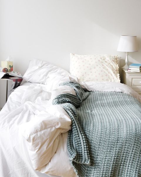 Bedroom, Bed, Bed sheet, Furniture, Bedding, Room, Bed frame, Pillow, Duvet, Textile, 