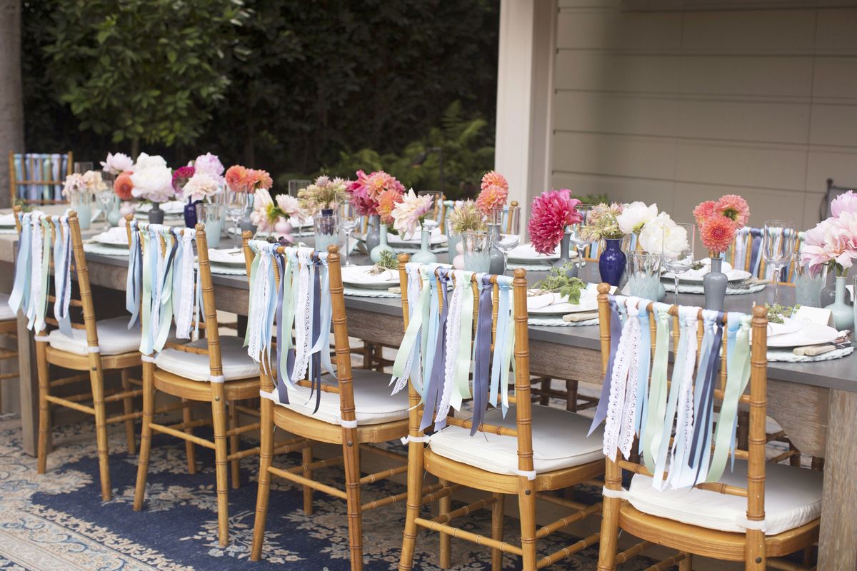 Tablecloth, Textile, Furniture, Table, Linens, Chair, Petal, Home accessories, Flower Arranging, Floristry, 