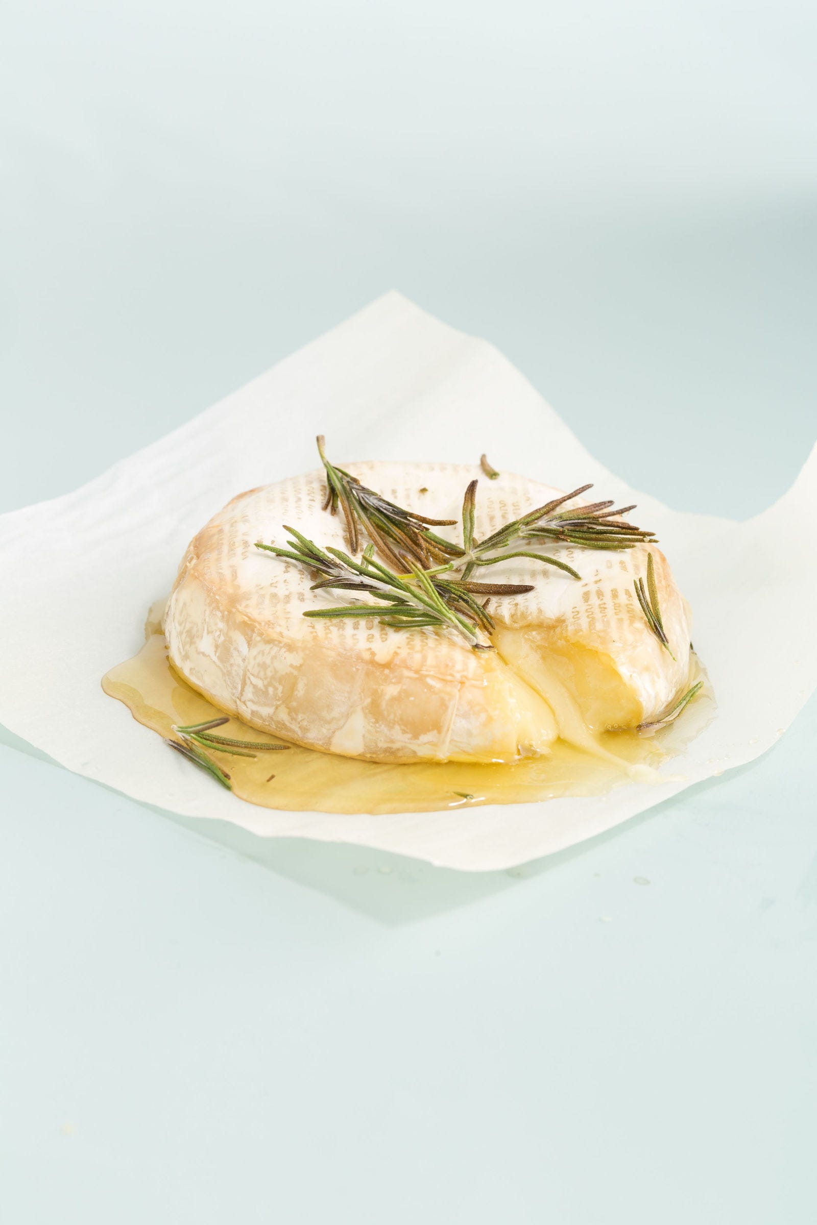 brie al horno con miel y romero