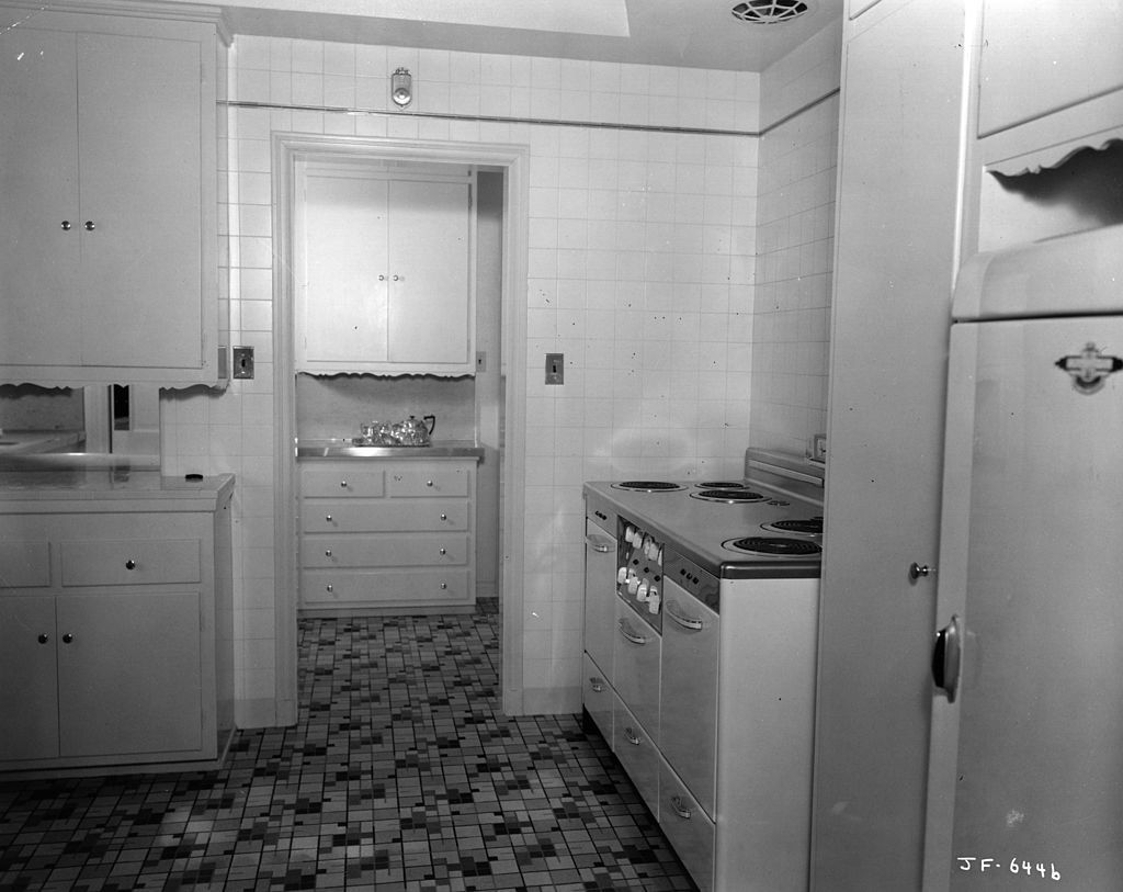 How The Kitchen Has Changed Over 100 Years Vintage Kitchens   1930 Joan Fontaine Kitchen Hulton Archive 