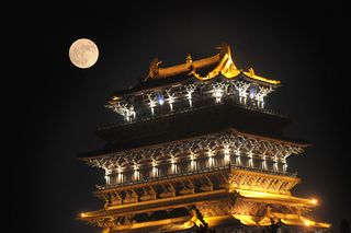 Night, Chinese architecture, Yellow, Architecture, Facade, Pagoda, Amber, Astronomical object, Landmark, Midnight, 