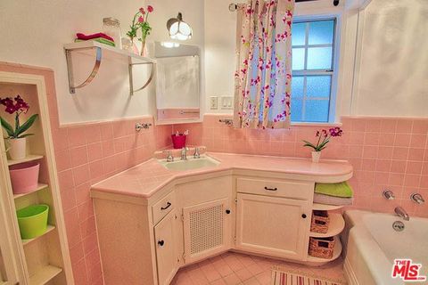 Room, Plumbing fixture, Interior design, Bathroom sink, Property, Wall, Pink, Purple, Flooring, Tap, 