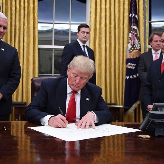 trump executive order oval office