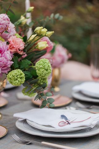 Dishware, Serveware, Petal, Flower, Pink, Cut flowers, Floristry, Flower Arranging, Bouquet, Tablecloth, 