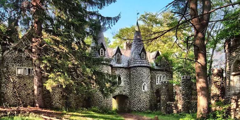 Eerie Photos Show Abandoned Castle in Forests of New York - Dundas Castle