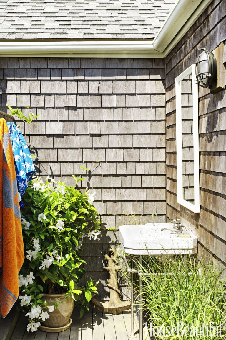 Outdoor bathroom at Nantucket cottage. COME TOUR MORE Nantucket Style Chic & Summer Vibes! #nantucket #interiordesign #designinspiration #summerliving #coastalstyle