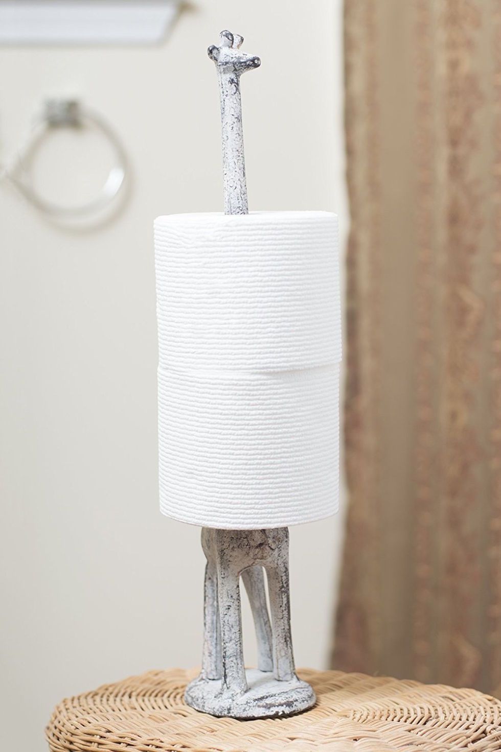 https://hips.hearstapps.com/hbu.h-cdn.co/assets/17/22/980x1472/giraffe-toilet-paper-holder-amazon.jpg?resize=980:*