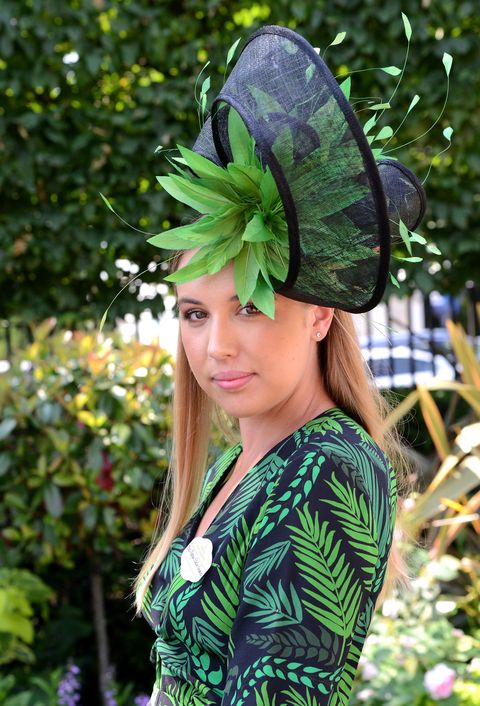 Green, Leaf, People in nature, Costume accessory, Headgear, Garden, Street fashion, Day dress, Spring, Wing, 