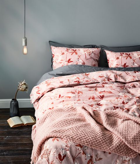 Bed sheet, Bedding, Bedroom, Bed, Pink, Duvet cover, Textile, Furniture, Red, Room, 