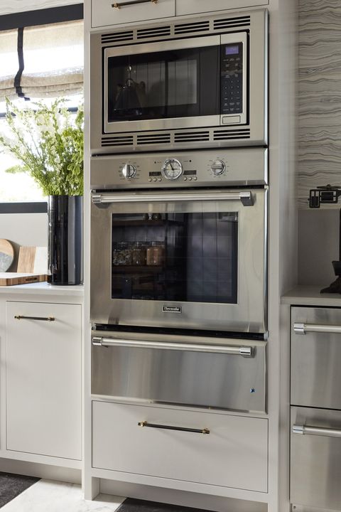 <p>The goal&nbsp;was to create a fresh, classic kitchen with state-of-the-art appliances that felt&nbsp;new to the historic house, but not alien or&nbsp;too futuristic, says de la Cruz.&nbsp;And the <a href="http://www.thermador.com/cooking/ovens/podmw301j-30-inch-professional-series-triple-oven-oven-convection-microwave-and-warming-drawer" target="_blank">Thermador 30" Triple-Combination Built-In Oven</a>&nbsp;with a pull-out warming drawer and a microwave&nbsp;hits the mark.<em data-verified="redactor" data-redactor-tag="em"></em></p>