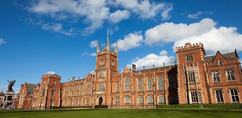 Landmark, Building, Sky, Architecture, Stately home, Estate, Palace, Medieval architecture, College, Historic site, 