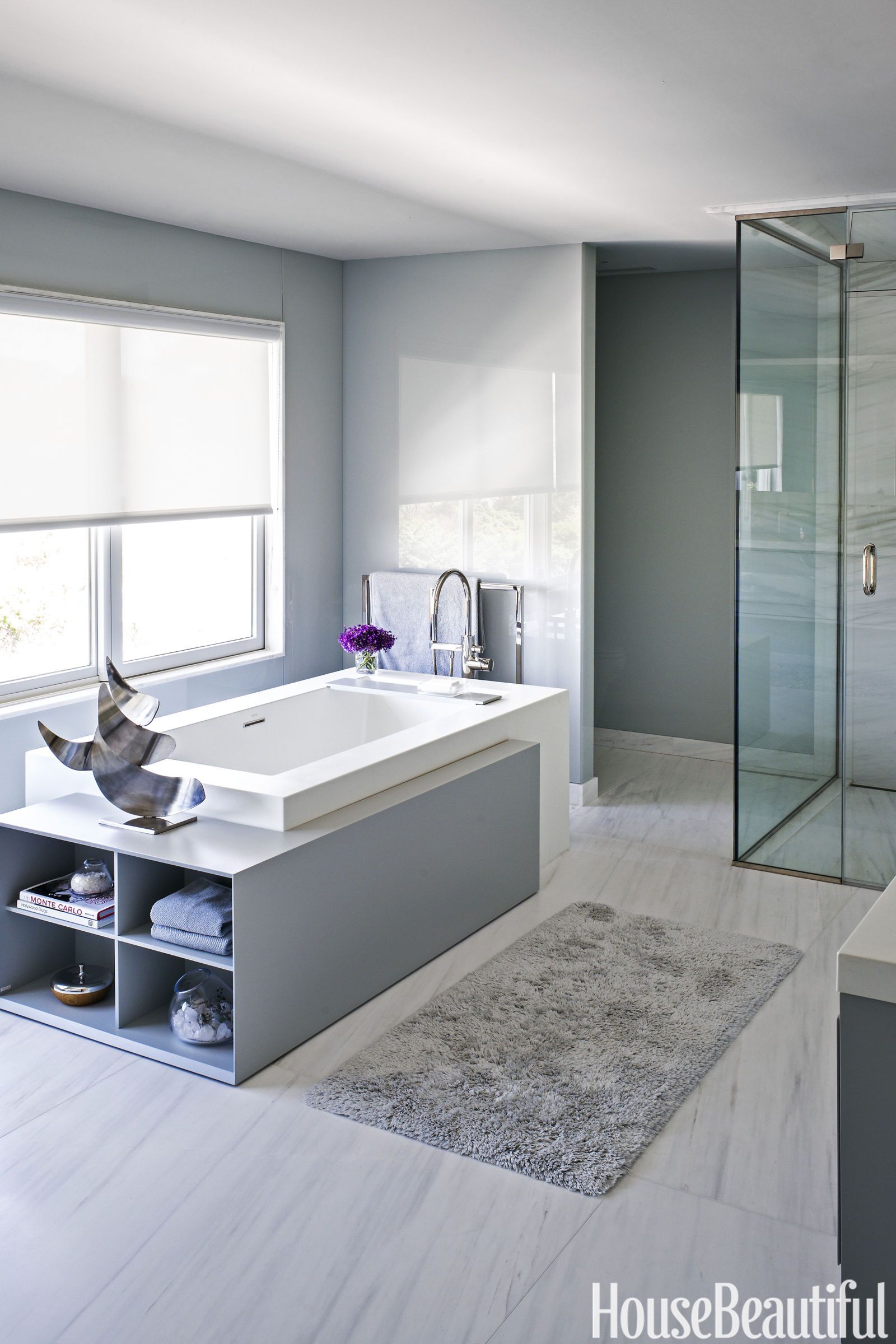 14 Best Gray Bathroom Ideas Chic, Grey Bathtub What Color For Walls