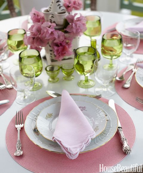 Beautiful Outdoor Table Settings / How To Set An Outdoor Table - Summer is just the right time to set up the dining table outdoors to take in the beautiful weather.