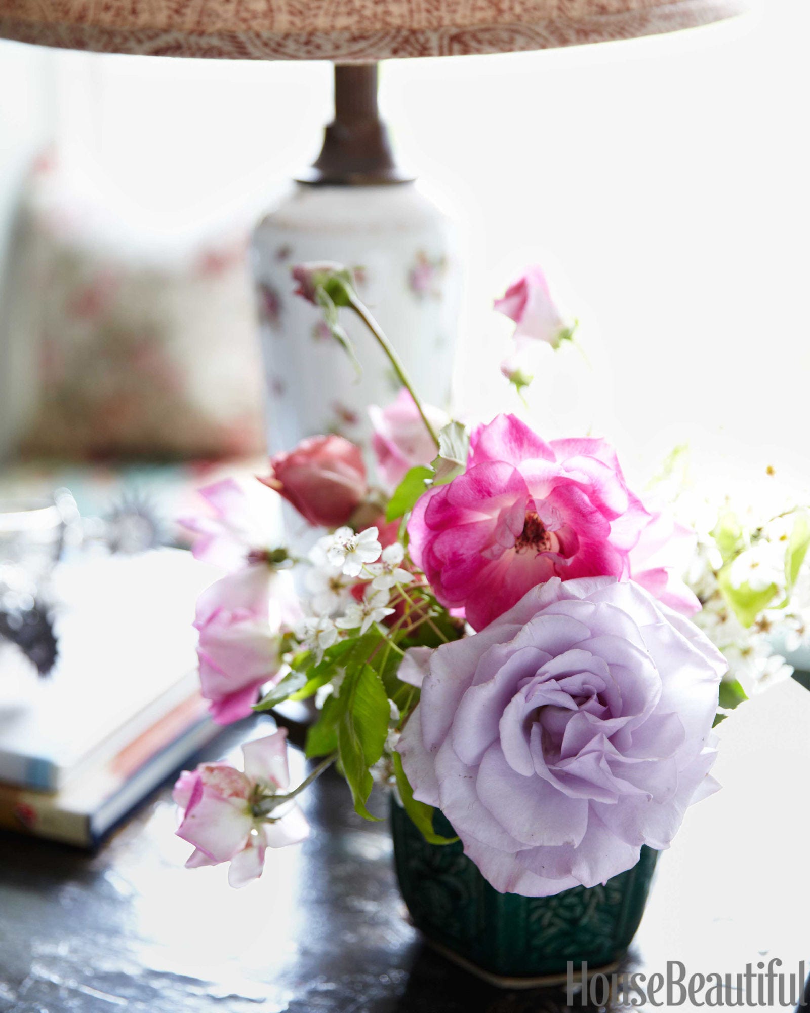 pequeño arreglo floral con rosas y capullos