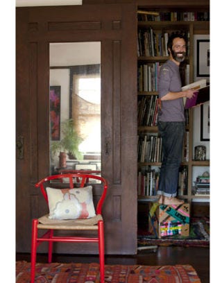 Alonso in his library