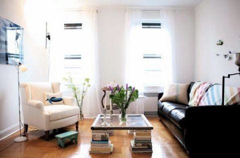Creative Ways To Decorate With Books How Stacks Of Books Can Aculate Quickly So Why Not Put Them To Good Use This Diy Coffee Table On Apartment Therapy Uses Old Novels As Legs