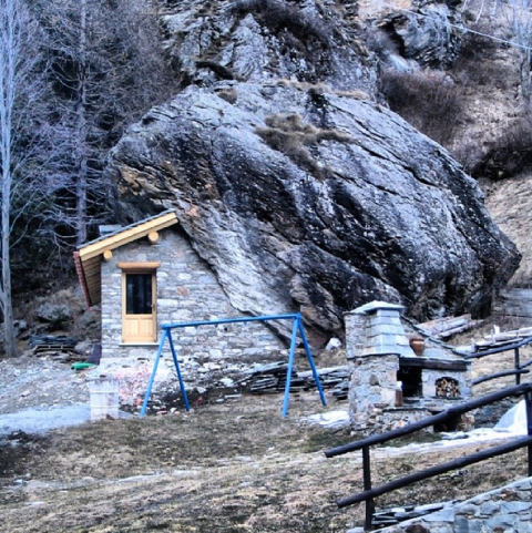 Rock, Bedrock, Soil, Formation, Geological phenomenon, Outcrop, Snow, Freezing, Split-rail fence, Ladder, 