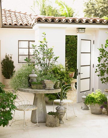 garden in the courtyard of the entrance of a home