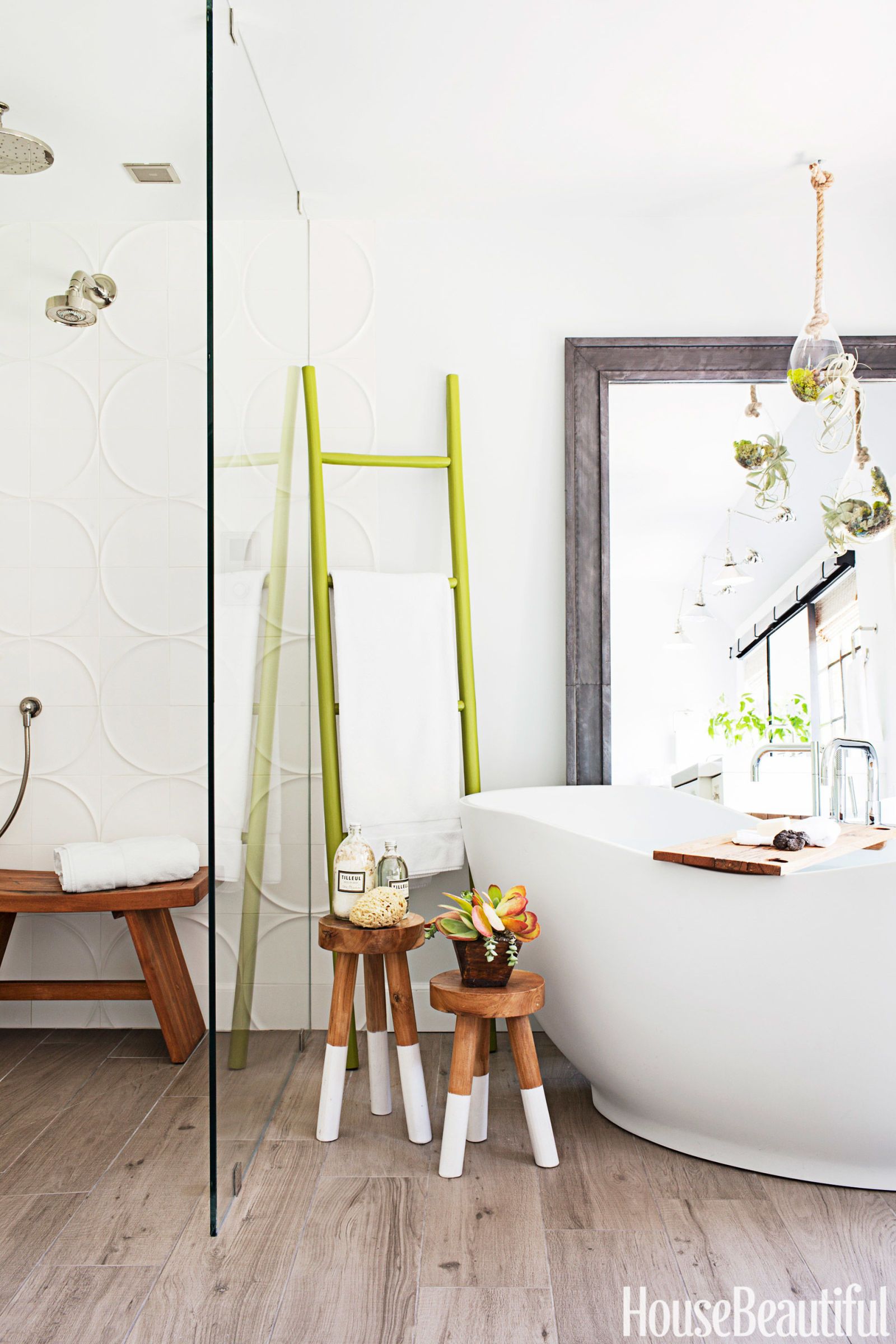6 Quick Ways to Organize Your Bathroom This Spring