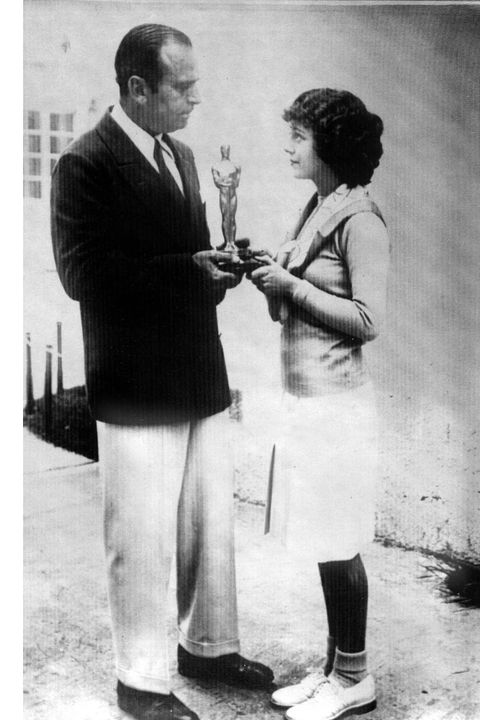 1ere ceremonie des Oscars en 1929 : Janet Gaynor recoit l'Oscar de la meilleure actrice (pour le film L'Aurore) des mains de Douglas Fairbanks    ----   Janet Gaynor receiving academy award for best actress in film Sunny Side Up 1929