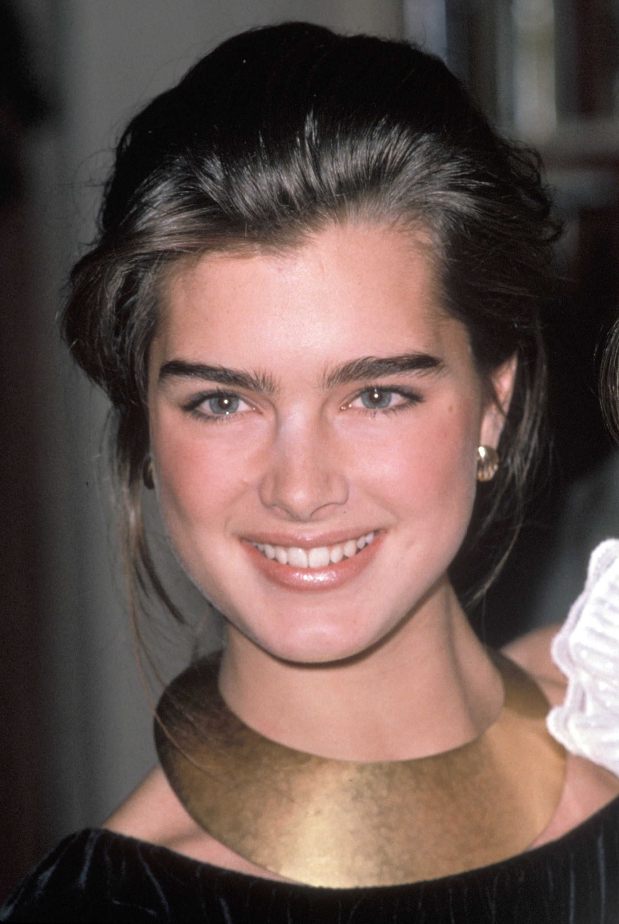 What is the controversy surrounding the naked photos of Brooke Shields in a tub?