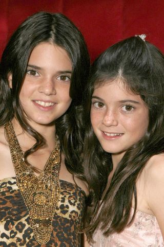 AGOURA HILLS, CA - 16. oktober: Kendall Jenner og Kylie Jenner udgør et foto på visningsfesten" holde op med Kardashians " på Chapter 8 Restaurant den 16.oktober 2007 i Agoura Hills, Californien. (Foto: Jeff Vespa/WireImage) *** Lokale Billedtekst ***"Keeping Up With the Kardashians" viewing party at Chapter 8 Restaurant on October 16, 2007 in Agoura Hills, California. (Photo by Jeff Vespa/WireImage) *** Local Caption ***