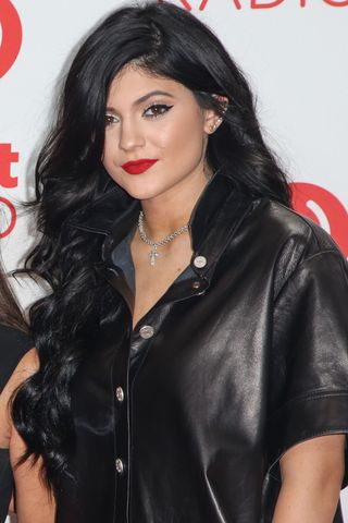 LAS VEGAS, NV-szeptember 21: Kylie Jenner TV-személyiség jelent meg az iHeartRadio Zenei Fesztivál fotótermében 2013. szeptember 21-én Las Vegasban, Nevada. (Fotó: Chelsea Lauren/WireImage)