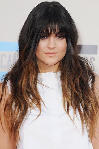 LOS ANGELES, CA - 24 NOVEMBER: Kylie Jenner arriveert bij de 2013 American Music Awards in Nokia Theatre L. A. Live op 24 November 2013 in Los Angeles, Californië. (Photo by Jon Kopaloff/FilmMagic)