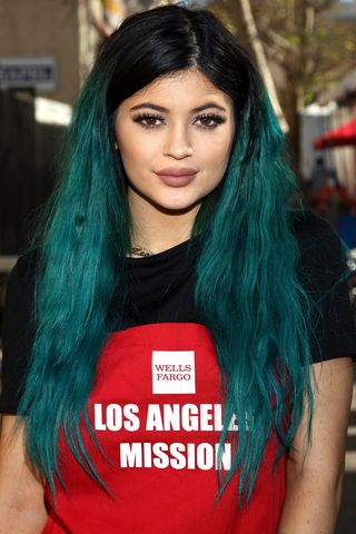 LOS ANGELES, CA - 26 de NOVEMBRO: A personalidade da TV Kylie Jenner participa da Missão em Los Angeles e da refeição de ação de Graças do centro Anne Douglas para os sem-abrigo realizada na missão em Los Angeles em 26 de novembro de 2014, em Los Angeles, Califórnia. (Foto por Tommaso Boddi/WireImage)'s thanksgiving meal for the homeless held at the Los Angeles Mission on November 26, 2014 in Los Angeles, California. (Photo by Tommaso Boddi/WireImage)