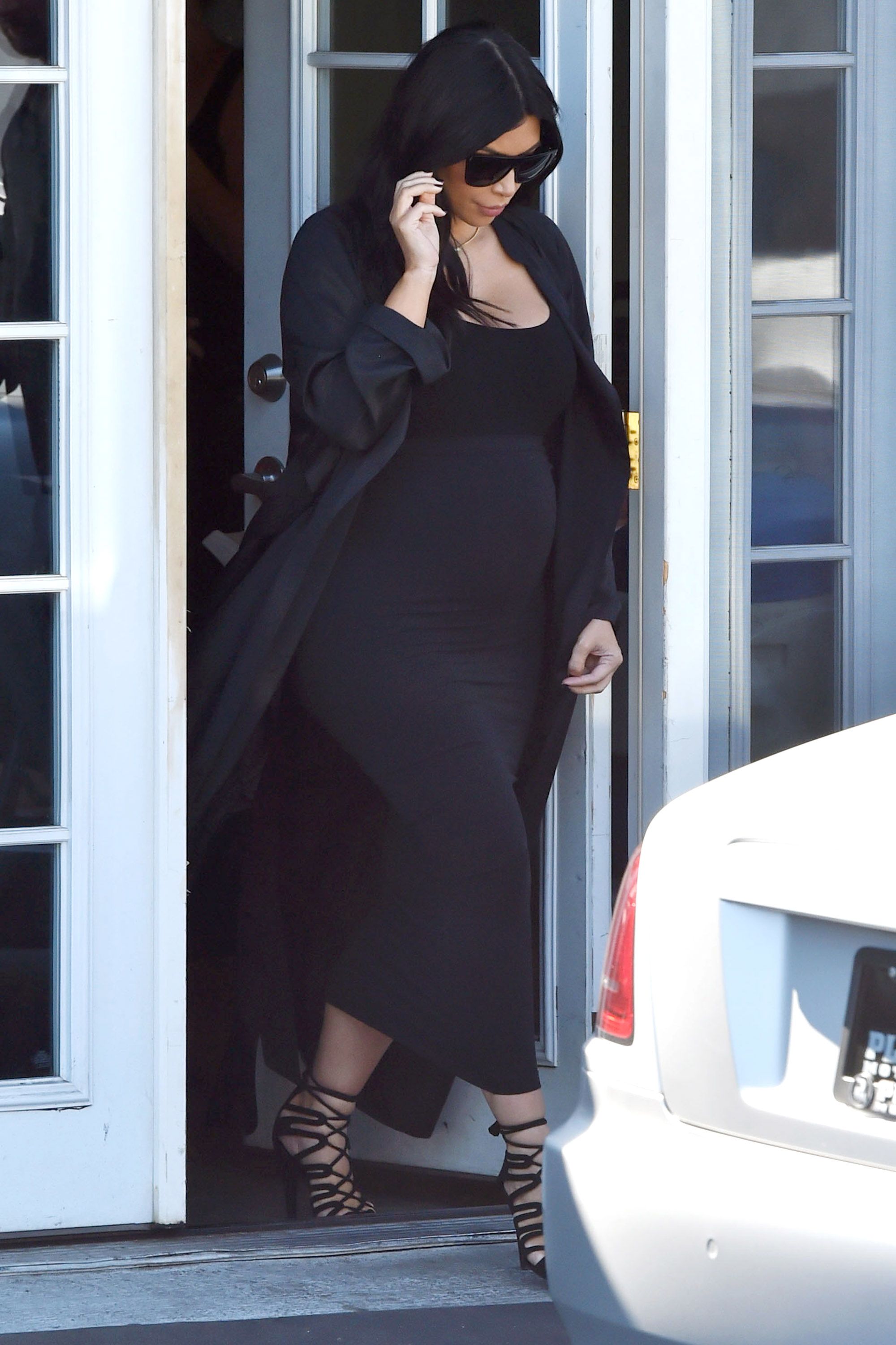 kim kardashian pregnant white and black dress