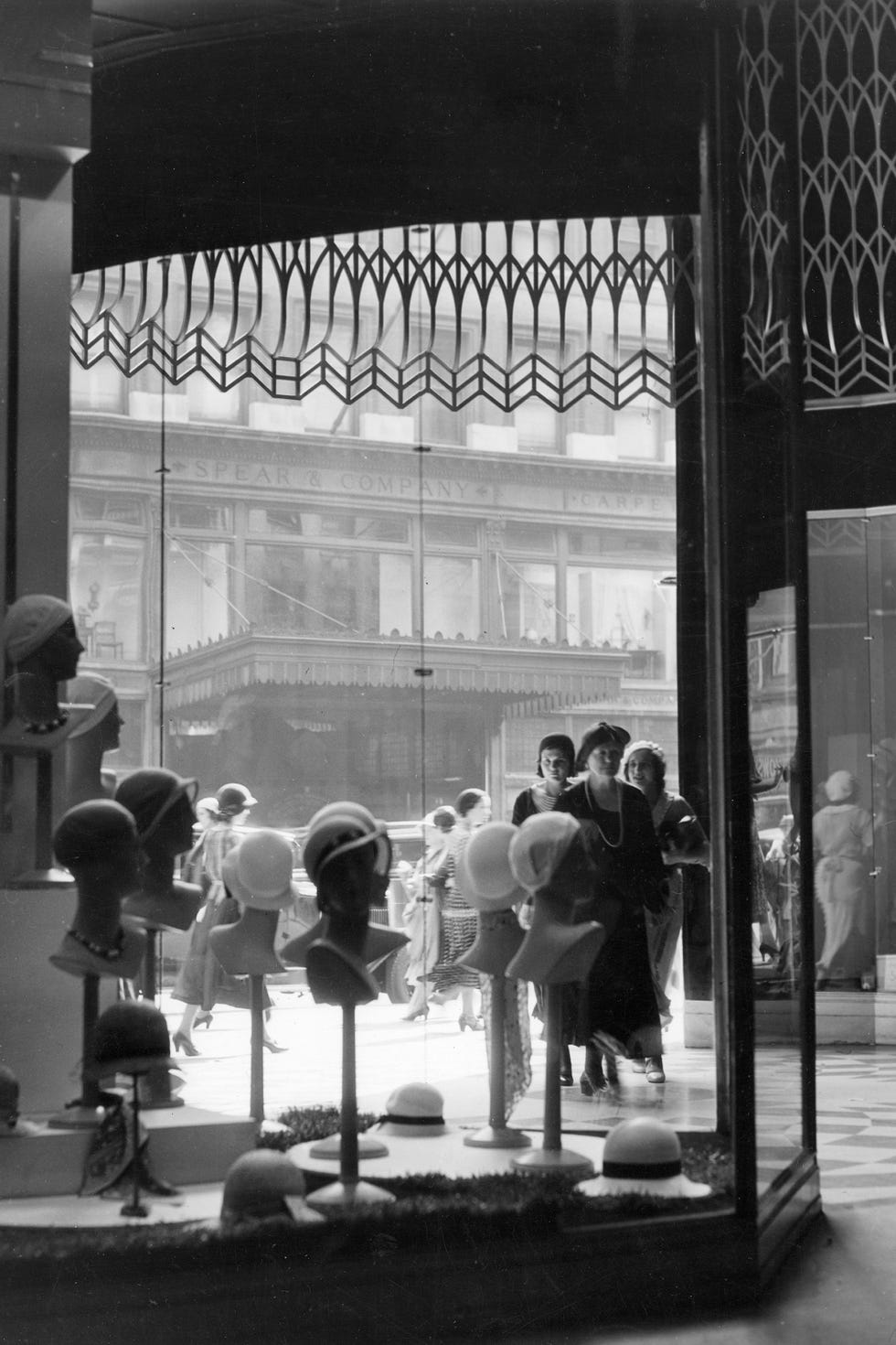 White, Black, Photograph, Black-and-white, Monochrome, Snapshot, Monochrome photography, Architecture, Display window, Window, 