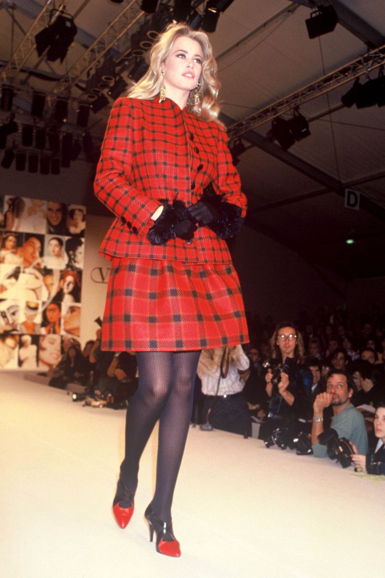 Claudia Schiffer Best 1990s Supermodel Runway Moments Claudia Schiffer Photos 