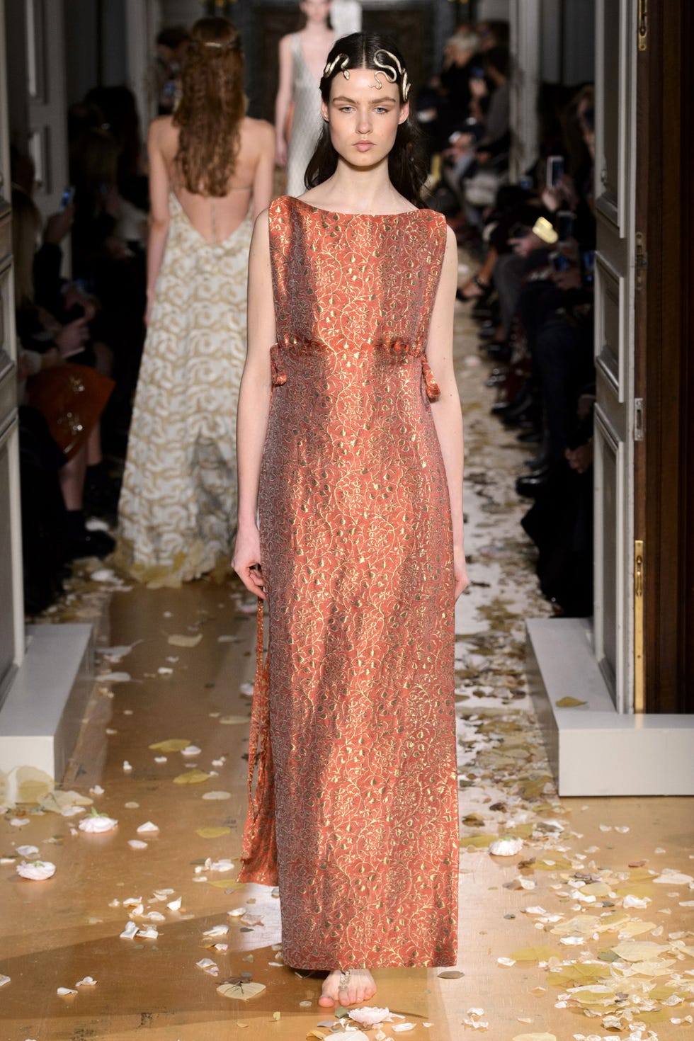 Clothing, Dress, Fashion show, Style, One-piece garment, Fashion model, Fashion, Street fashion, Runway, Day dress, 