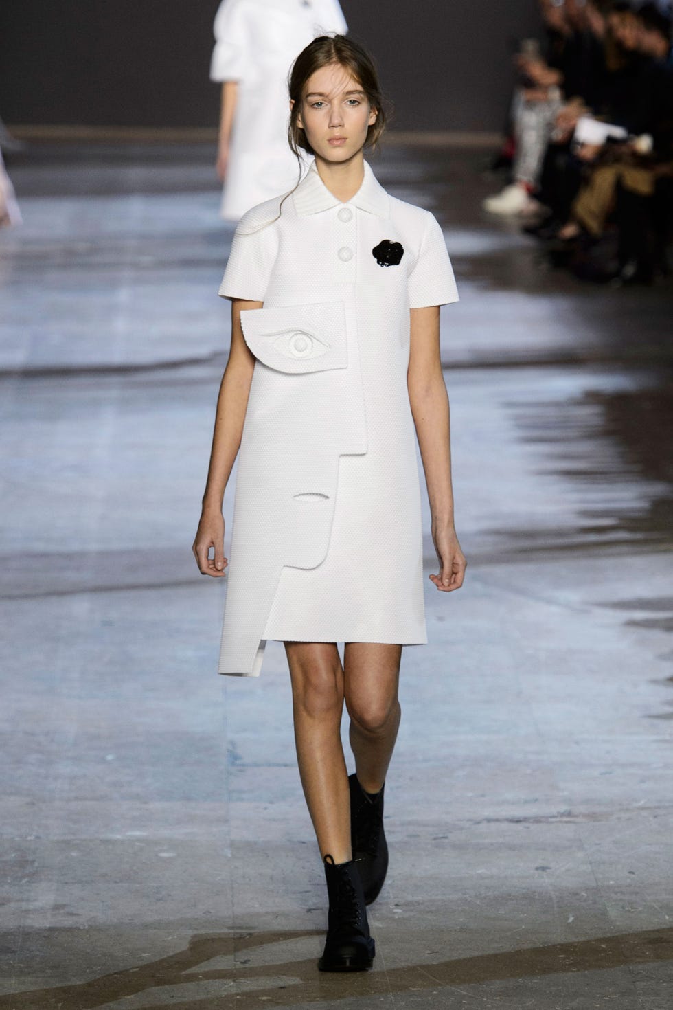 Sleeve, Shoulder, Human leg, Fashion show, Joint, Fashion model, Style, Runway, Knee, Street fashion, 