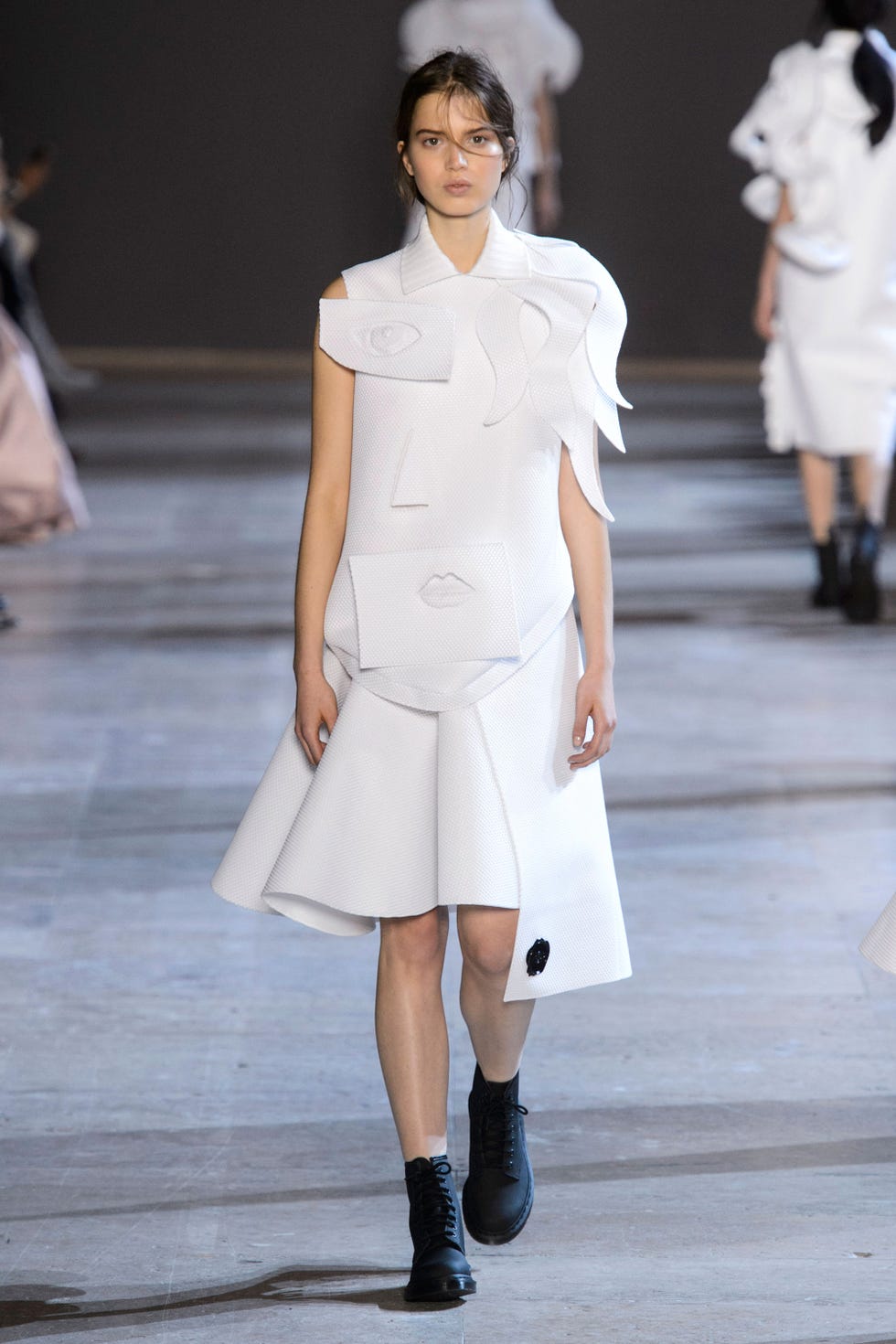 Clothing, Sleeve, Shoulder, Human leg, Fashion show, Joint, Outerwear, White, Runway, Style, 