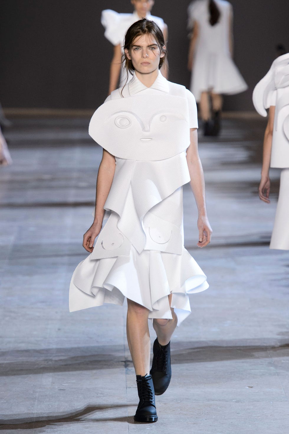 Leg, Fashion show, Sleeve, Event, Shoulder, Human leg, Joint, White, Dress, Fashion model, 