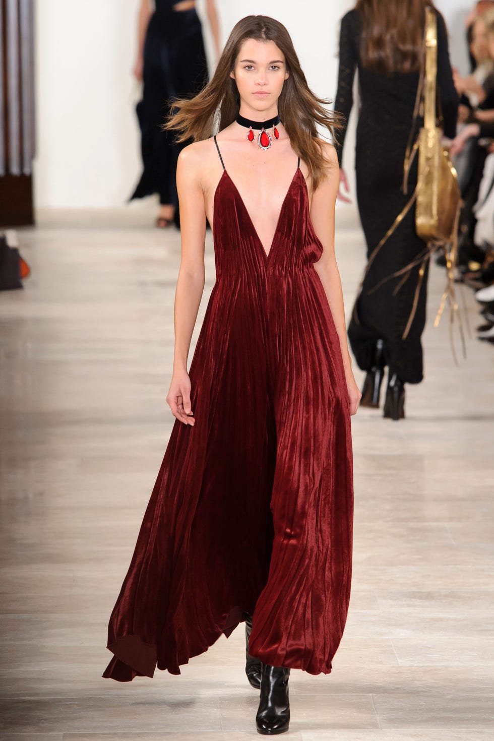 Clothing, Fashion show, Shoulder, Dress, Runway, Fashion model, Style, Formal wear, One-piece garment, Waist, Clothing, Fashion show, Shoulder, Dress, Runway, Fashion model, Style, Formal wear, One-piece garment, Waist,