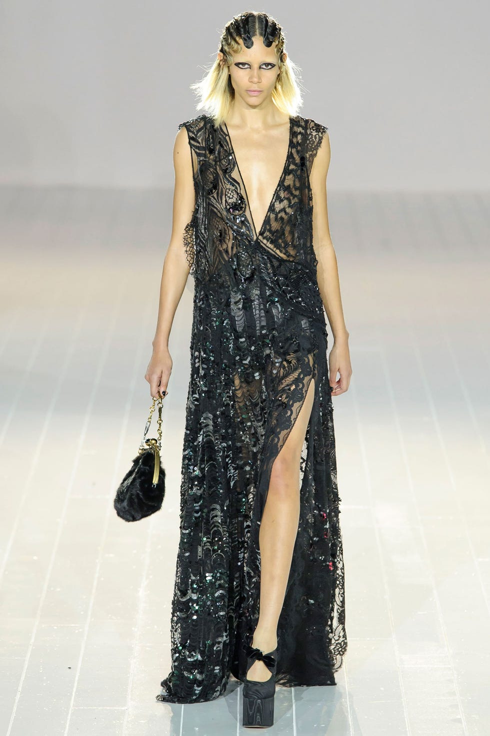 Clothing, Shoulder, Dress, Joint, Bag, Style, Fashion show, One-piece garment, Formal wear, Fashion model, Clothing, Shoulder, Dress, Joint, Bag, Style, Fashion show, One-piece garment, Formal wear, Fashion model,