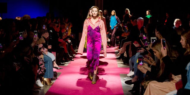Fashion show, Event, Runway, Style, Fashion model, Fashion, Model, Public event, Haute couture, Fashion design, Fashion show, Event, Runway, Style, Fashion model, Fashion, Model, Public event, Haute couture, Fashion design,