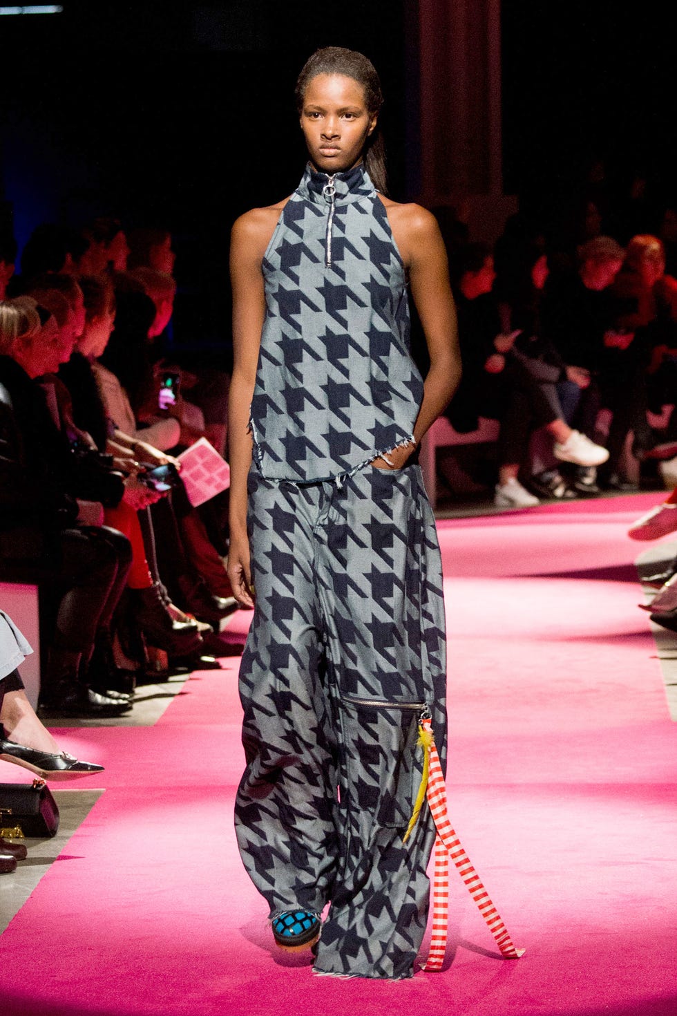 Fashion show, Shoulder, Outerwear, Dress, Runway, Flooring, Fashion model, Style, Carpet, Fashion, Fashion show, Shoulder, Outerwear, Dress, Runway, Flooring, Fashion model, Style, Carpet, Fashion,