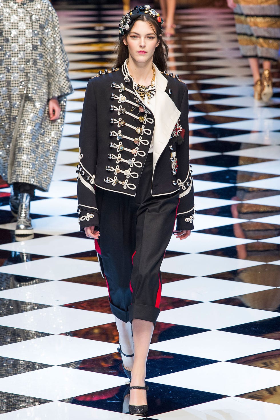 Shoulder, Fashion show, Outerwear, Runway, Style, Fashion model, Waist, Street fashion, Fashion, Pattern, Shoulder, Fashion show, Outerwear, Runway, Style, Fashion model, Waist, Street fashion, Fashion, Pattern,