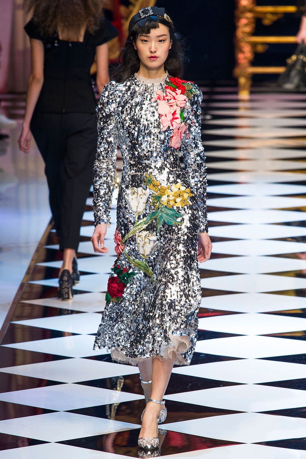 Clothing, Leg, Fashion show, Human body, Shoulder, Runway, Dress, Joint, Fashion model, Style, Clothing, Leg, Fashion show, Human body, Shoulder, Runway, Dress, Joint, Fashion model, Style,