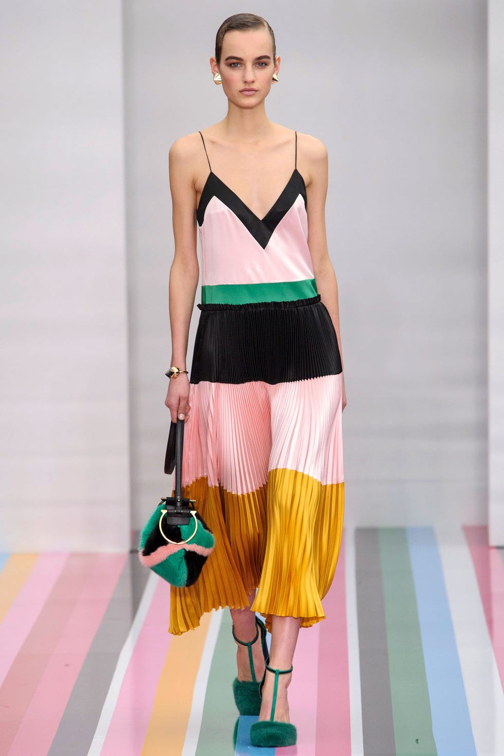 Shoulder, Textile, Joint, Fashion show, Waist, Style, Bag, Fashion, Fashion model, Knee, Shoulder, Textile, Joint, Fashion show, Waist, Style, Bag, Fashion, Fashion model, Knee,