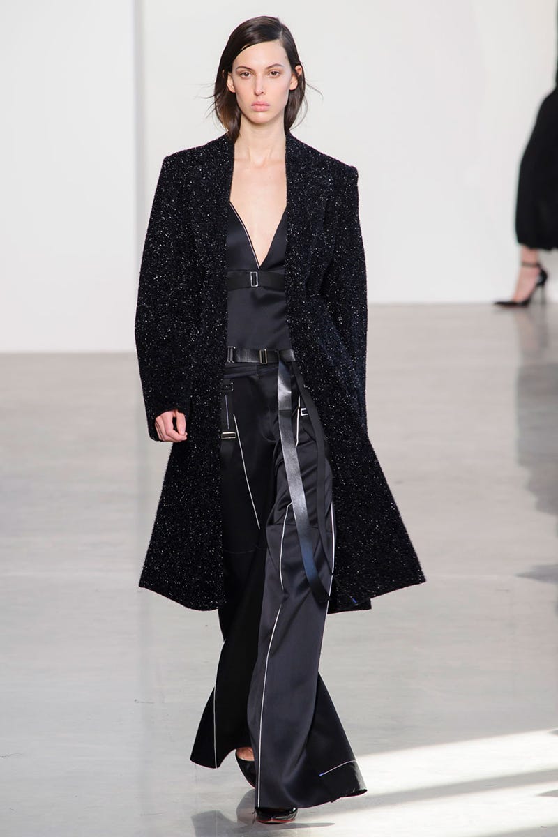 Sleeve, Shoulder, Fashion show, Joint, Outerwear, Fashion model, Coat, Style, Runway, Formal wear, 
