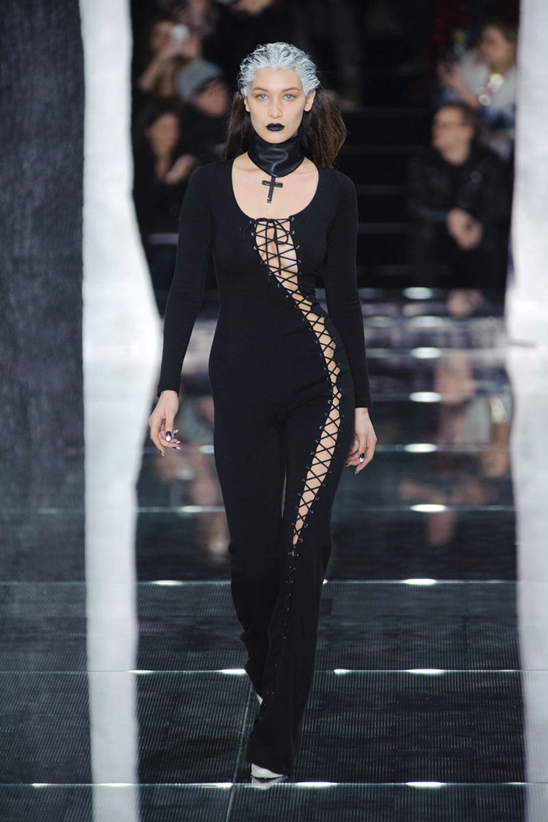 Fashion show, Jewellery, Runway, Fashion model, Style, Dress, Fashion, Model, Street fashion, Necklace, 