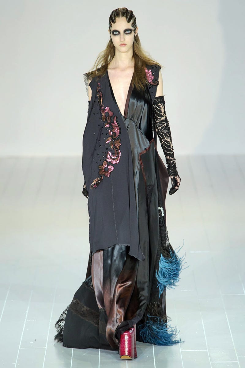 Fashion show, Shoulder, Style, Runway, Fashion model, Fashion, Street fashion, Model, Costume design, Haute couture, 