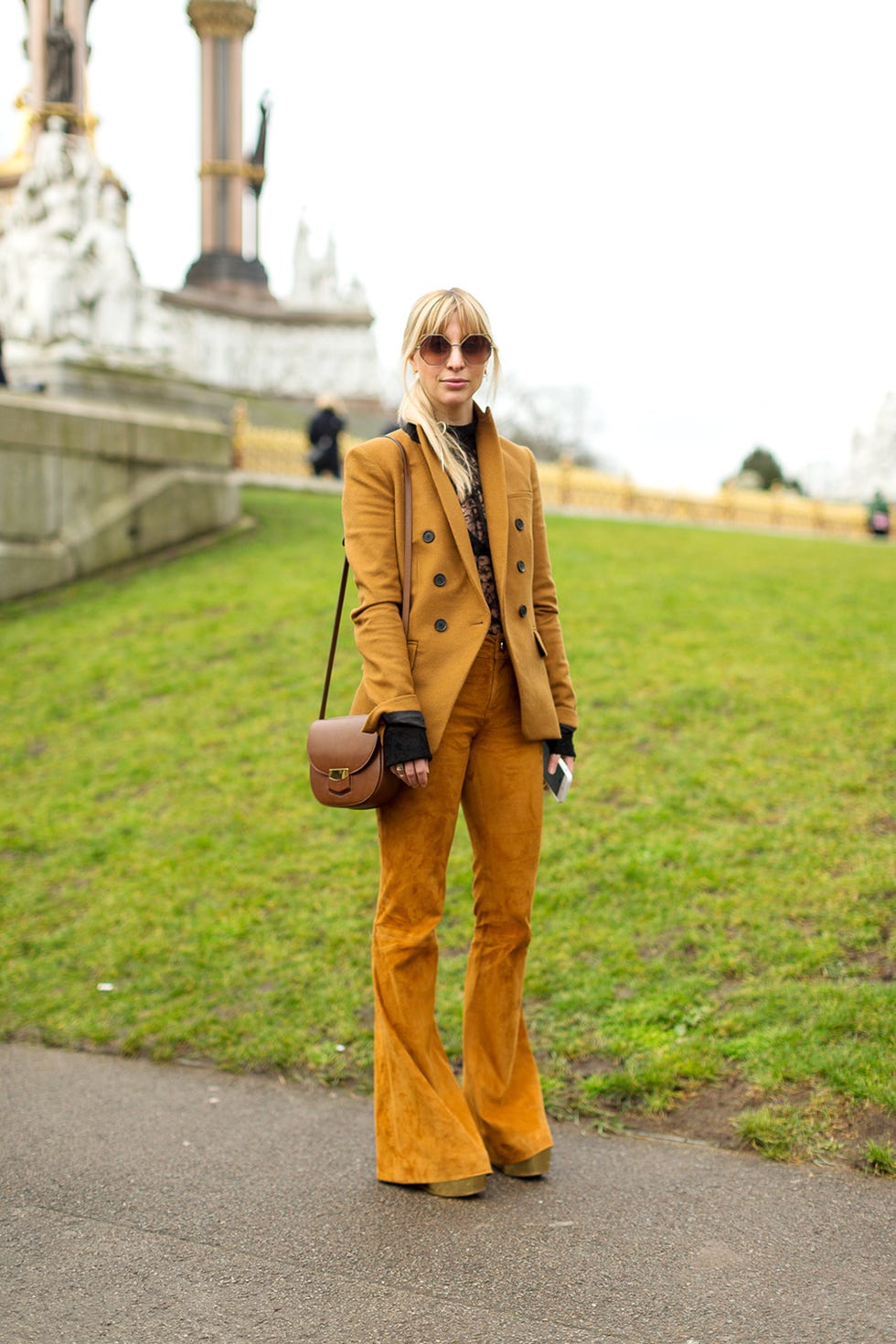 Clothing, Brown, Coat, Bag, Outerwear, Style, Street fashion, Collar, Sunglasses, Luggage and bags, 